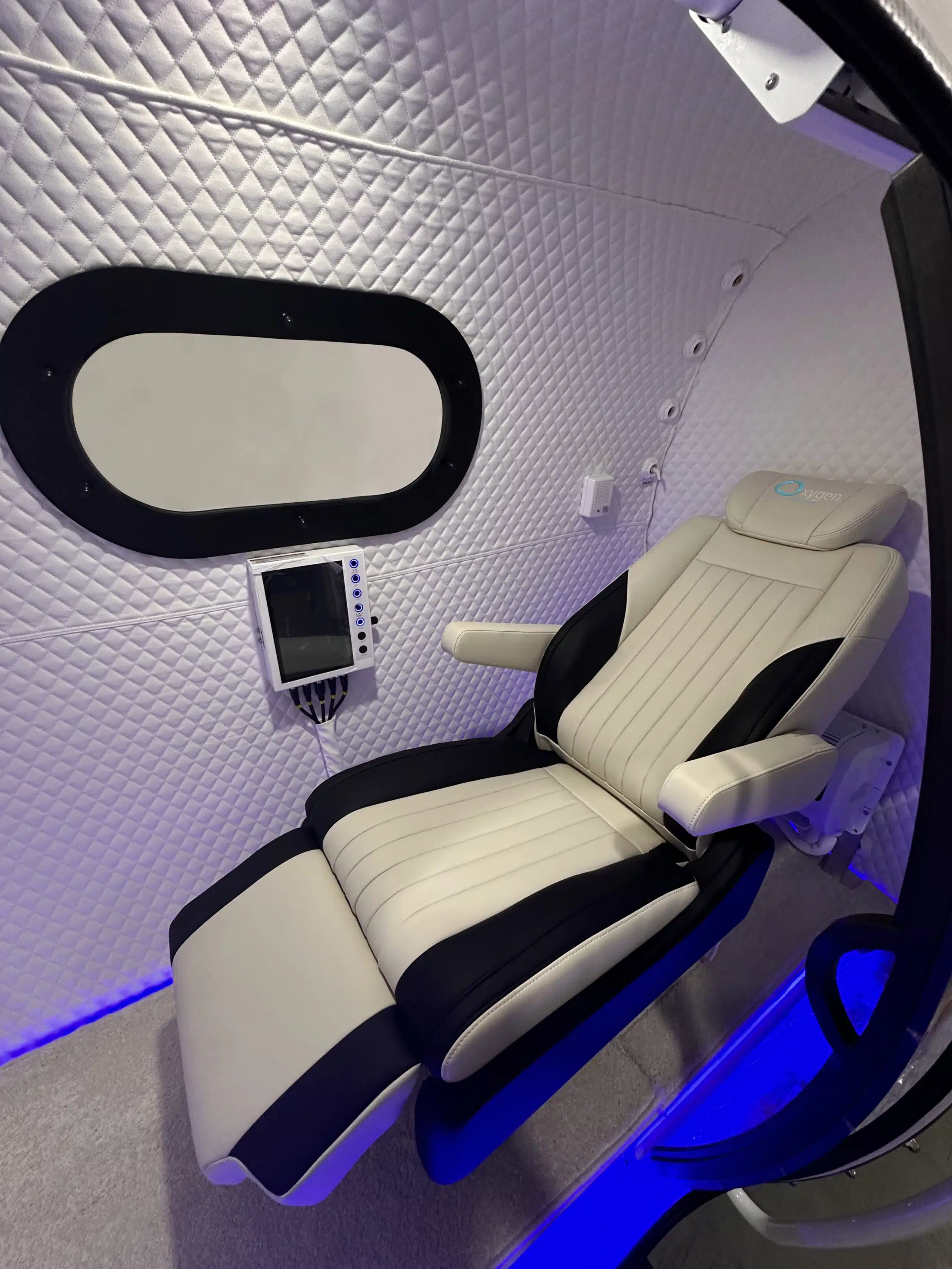 33d multiplace chamber with white seats scaled